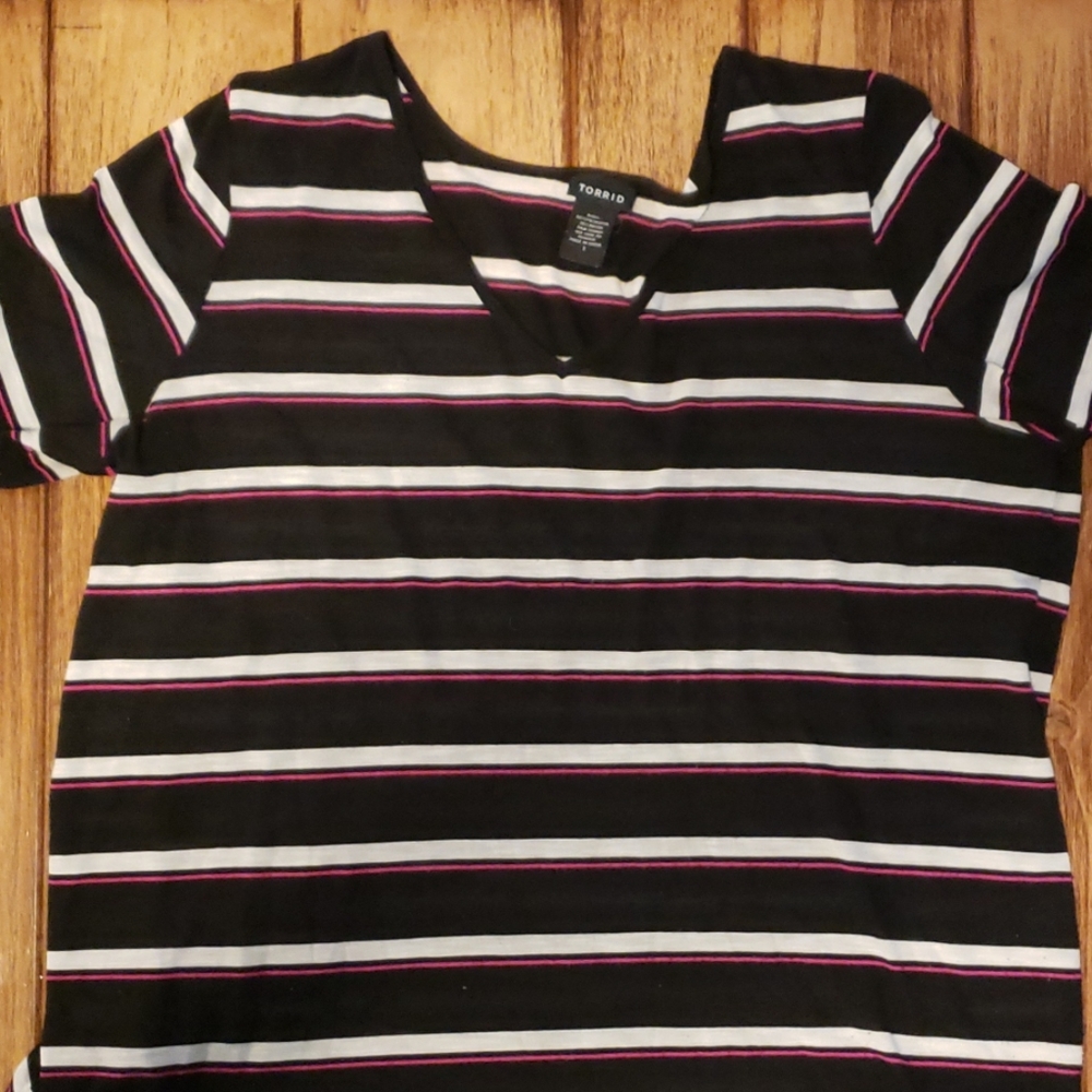 Torrid pink, black and white t-shirt - Picture 1 of 3
